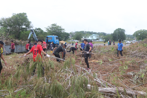 Gotong Royong membersihkan kawasan berdekatan SMMH.png