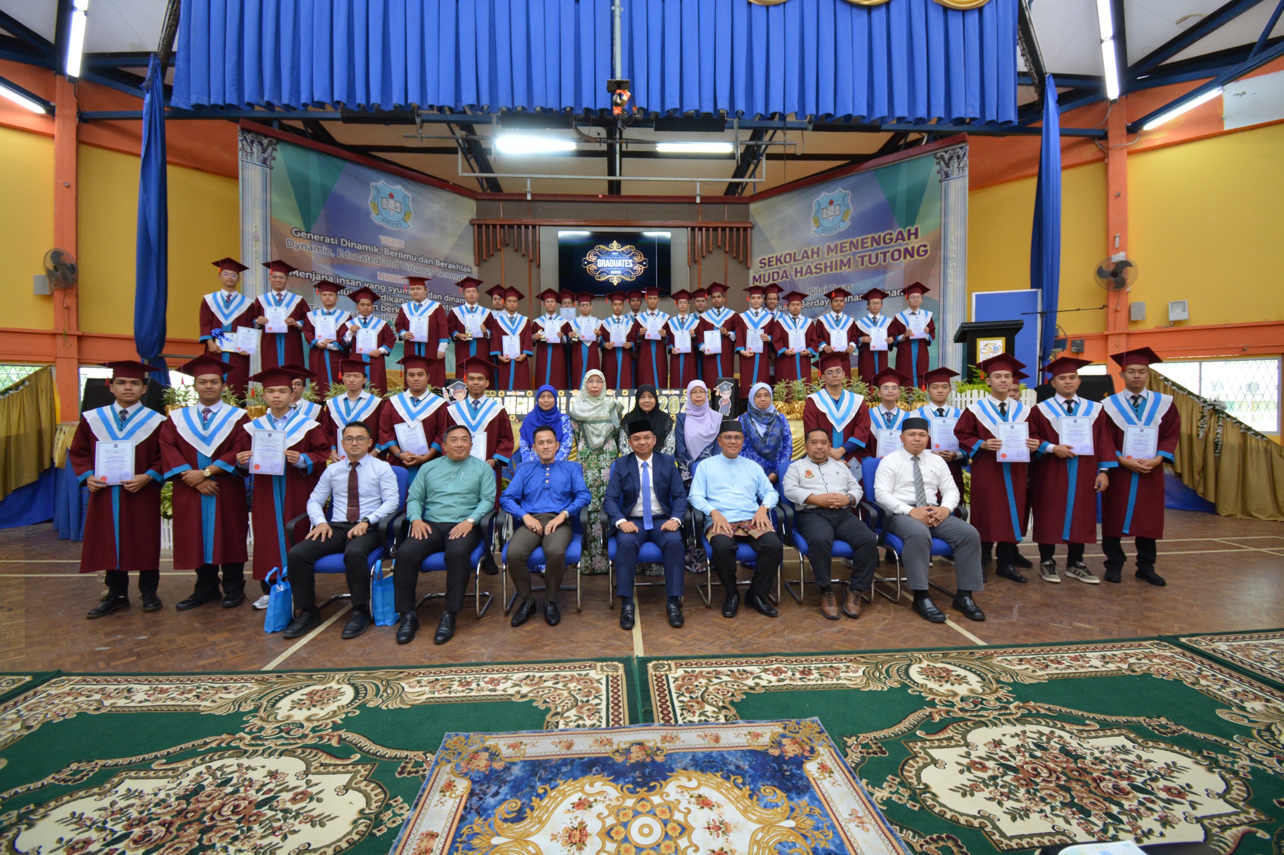 Majlis Penyampaian HAdiah Akademik terbaik SM Muda Hashim.jpeg