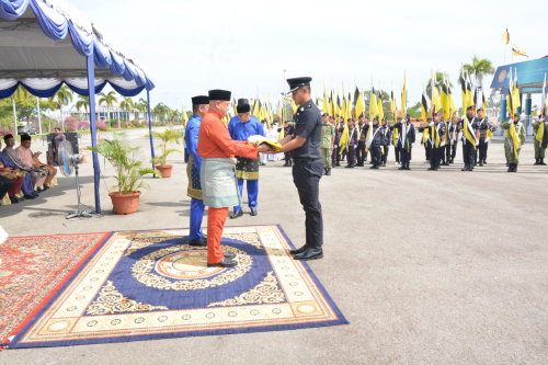 Pengibaran Bendera Negara Sempena Perayaan Ulang Tahun Heri Keputeraan Kebawah DYMM ke 79.png