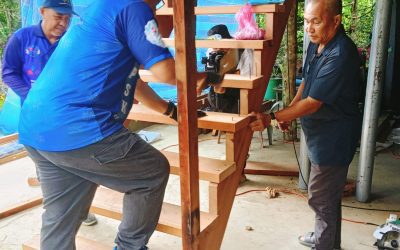 GOTONG ROYONG MEMBAIKI RUMAH DI KAMPUNG BATANG MITUS TUTONG
