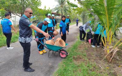 PROGRAM RINTIS MEMBERSIHKAN HALAMAN LUAR RUMAH WARGA OKU DI KAMPUNG KERIAM